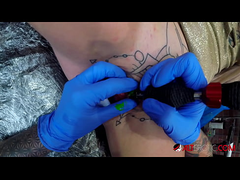 ❤️ Ekstremt tatovert hottie Sully Savage tok en tatovering på klitoris ☑ Sexvideo på porno no.hentaiteca.ru ❤
